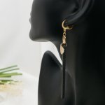 Boucle d'oreille Solo pendante dorée au long Cuir Noir ou couleur au choix