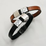Bracelet cuir homme aux carrés martelés en métal à personnaliser