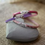 Bracelet fille cuir avec plume à personnaliser par gravure 