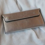 Porte-feuilles en cuir gris argenté style pochette à personnaliser