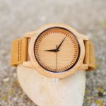 Montre homme bois clair sur bracelet cuir à personnaliser