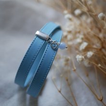 Bracelet double cuir bleu ciel à surpiqûres avec pendentif au choix