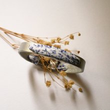 Bracelet Florâme au ruban liberty fleurs bleues sur cuir argenté