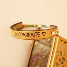 Bracelet Florâme gravé ImParfaite au ruban liberty vert clair sur cuir doré 