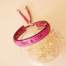 Bracelet Florâme gravé Flex & Chill au ruban liberty fleuri sur cuir fuchsia