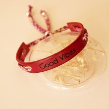 Bracelet Florâme gravé Good vibes au ruban liberty violet sur cuir rouge