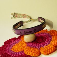 Bracelet Florâme gravé 'Brille' au ruban liberty pastel sur cuir violine