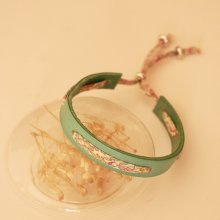 Bracelet Florâme au ruban liberty fleuri pastel sur cuir vert céladon