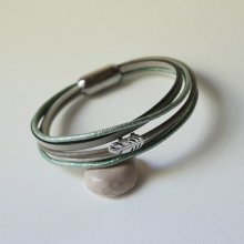 Bracelet multi-cuirs tons beige vert pâle nacré décor petite plume