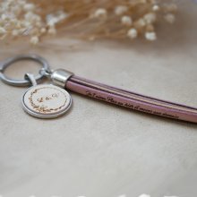 Porte-clés bijou en cuir et bois personnalisé pompon de cuirs et cabochon gravé