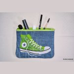 Trousse plate brodée baskets vertes