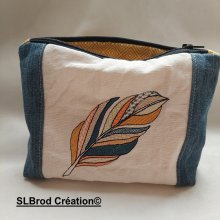 Trousse brodée d'une plume colorée