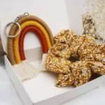 Coffret cadeau pour femme ou fille ado avec chouchou et porte-clés arc-en-ciel en macramé