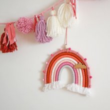 Arc-en-ciel en macramé à suspendre et sa guirlande de pompons assortie
