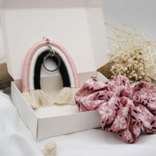 Coffret cadeau pour femme ou fille ado avec chouchou et porte-clés arc-en-ciel en macramé